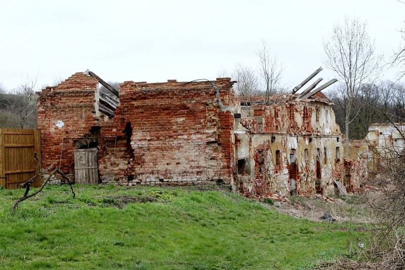 Na návsi v obci Škrle najdete kostelík a na sloupku posezení kešku.