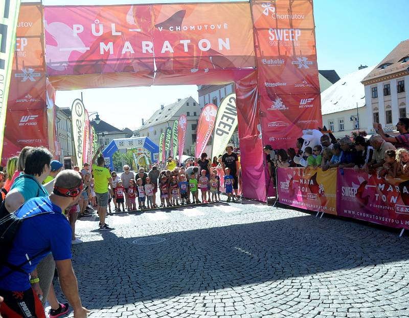 Běžci se vydali na dvacetikilometrovou trať CHomutovského maratonu.Nechyběli ani Piráti a závodníci ze Slovenska.Trať vedla historickou částí města a poté se běžci vydali na okraj hor.