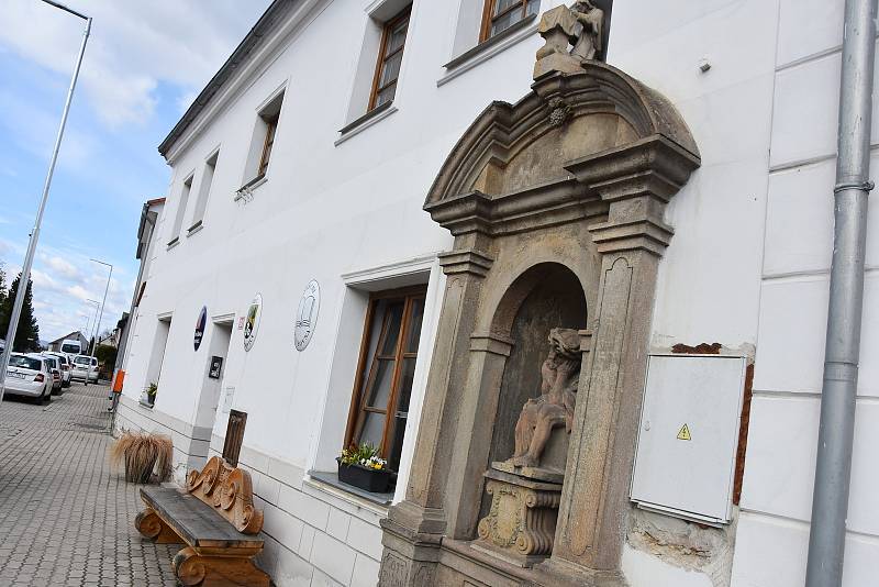 Obecní úřad v Černovicích sídlí v historické budově z konce 17. století. Její součást je výklenková kaple.