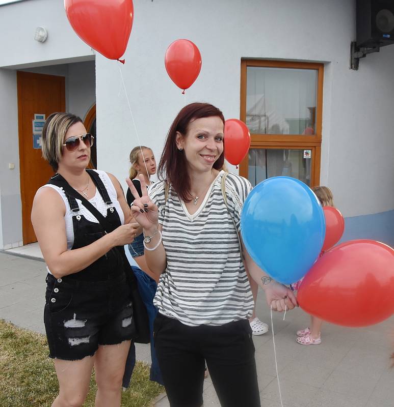 Ve Strupčicích se při zahájení sezóny ve sportovním areálu rozloučili s dobou covidovou. Vyslali k oblakům stovky balonků.