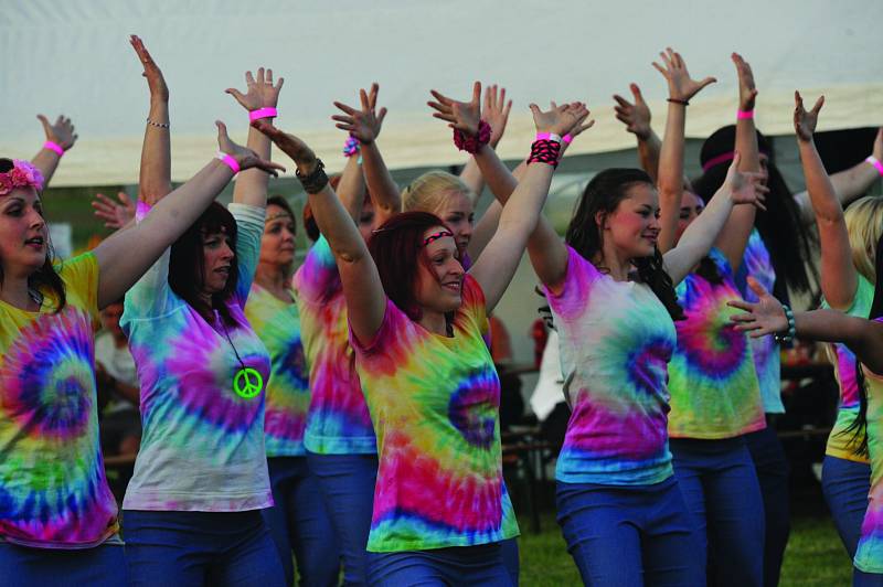 Své hippie vystoupení měly "senior" z chomutovského Stardance.