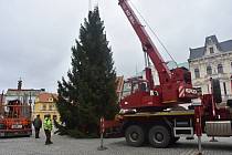Na náměstí v Chomutově přivezli vánoční strom.