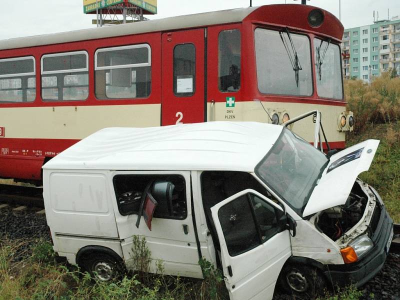 Vlak smetl auto s nepozorným řidičem.