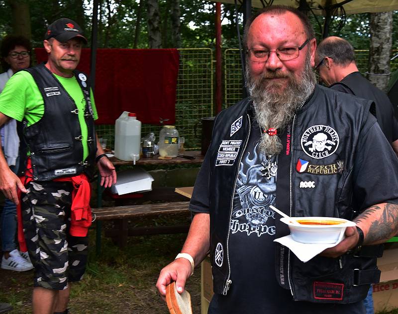 Ani deštivé počasí neodradilo motorkáře,aby přijeli do Droužkovic si poslechnout říznou hudbu, konala se také spanilá jízda.