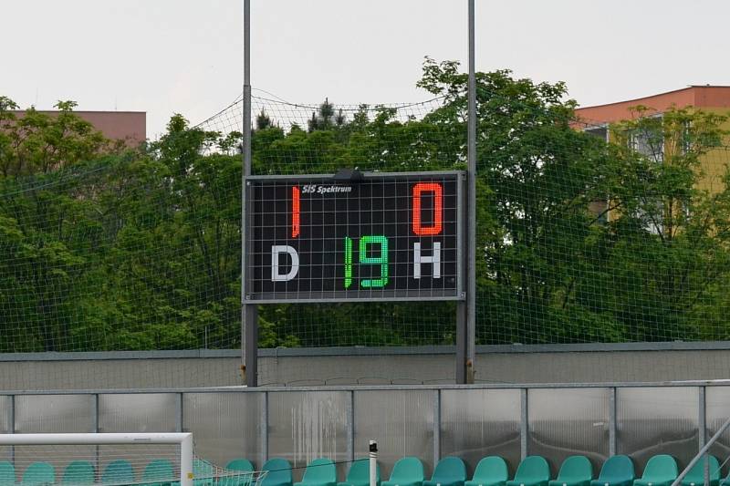 FC Chomutov (v bílém) - TJ Sokol Libiš