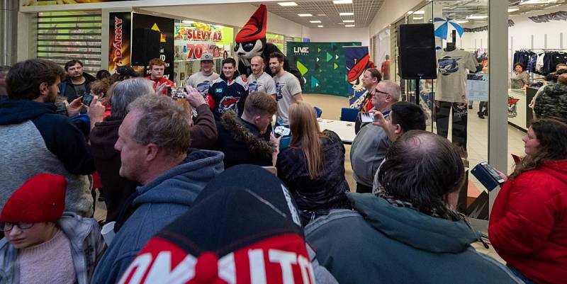 Piráti na autogramiádě představili zápasové dresy, které následně půjdou do dražby, a otevřeli další fanshop v OC Central v Chomutově.