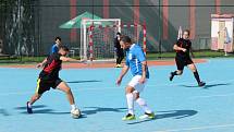 2. letní futsalová liga CHLMF a zápas Draci Most - Union Brothers, hráči Draci Most v černém.