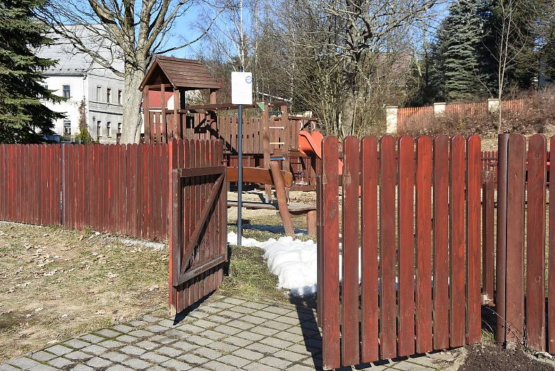 Dětské hřiště v Blatně zůstává otevřené i v době zpřísněné uzávěry. Věří lidem, že se budou chovat rozumně.