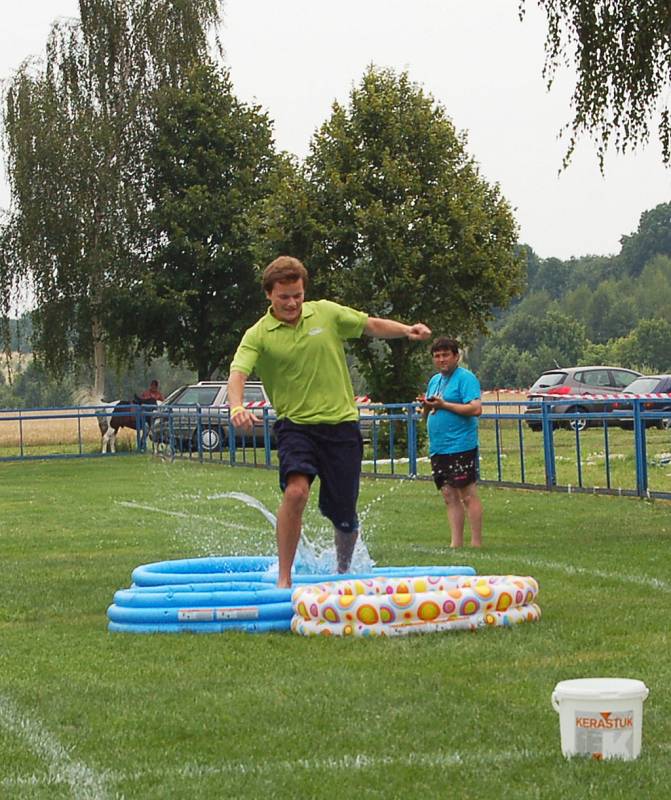 SLALOM. Jediná vodní disciplína v rámci neckyády. Soutěžící nejprve proběhli soustavou naplněných bazénků, poté s plným kýblem vody, která představovala pivo, zdolali slalom a nakonec s kýblem piva zamířili do hospody, kterou představovaly necky. Zde už z