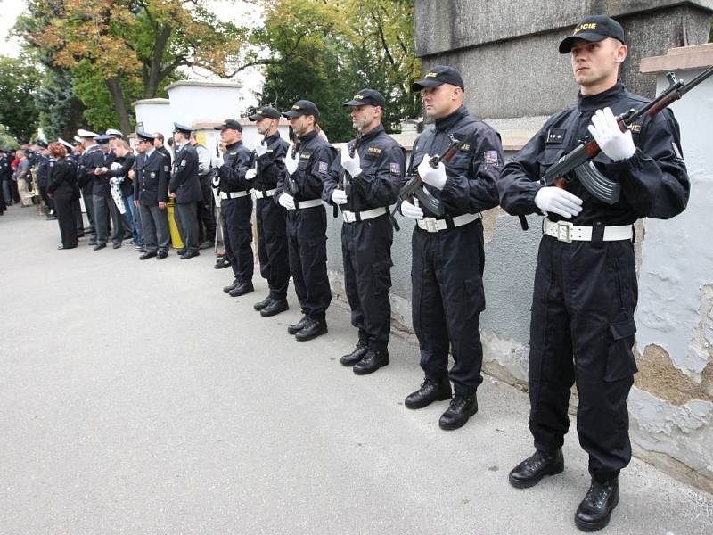 S chomutovským praporčíkem Romanem Jedličkou se v pátek odpoledne rozloučily stovky lidí. Vedle nejbližší rodiny mladého policisty, který tragicky zahynul při výkonu služby, na chomutovský hřbitov zamířili i jeho kolegové policisté, motorkáři a kamarádi.