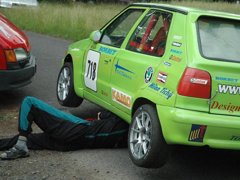 TRIOLA CUP V CHOMUTOVĚ. Pátý díl Triola cupu 2008, závodů do vrchu, měl start nad Chomutovem na Zátiší.  Plné ruce práce měli také mechanici, kteří museli vozy na namoklou trať dobře připravit 