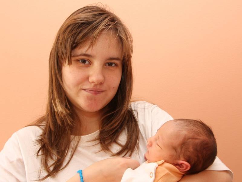 Malá Sára Tesařová s maminkou Lenkou z Chomutova. Narodila se 24. 5. 08 v 9,10 hod. s mírou 49 cm a váhou 2,9 kg.