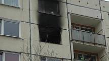 Panelák, v němž mladík zapálil byt a pak vyskočil z okna.