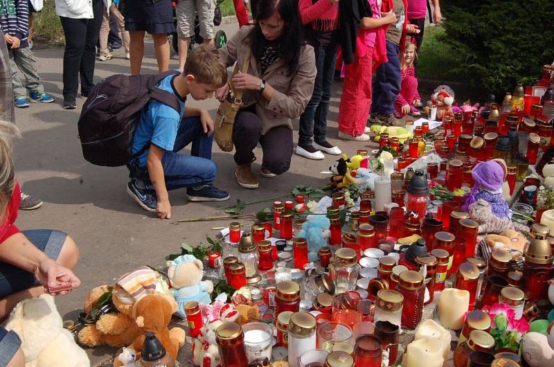 Před základní školou, do níž zavražděná dívka chodila, vzniklo pietní místo.