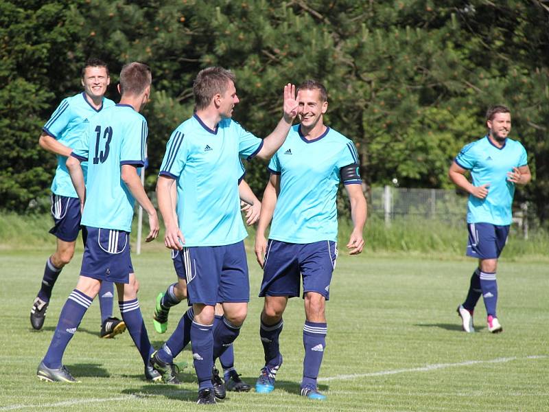 Fotbalisté AFK LoKo Chomutov (v modrém) porazili Ervěnice 3:2 po penaltách