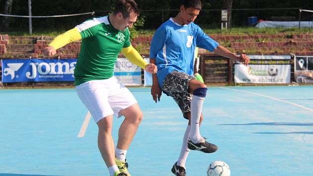 2. letní futsalová liga CHLMF: Union Brothers – 1. FC Kopeček Jirkov 0:9. Hráči Jirkova jsou v zeleném.