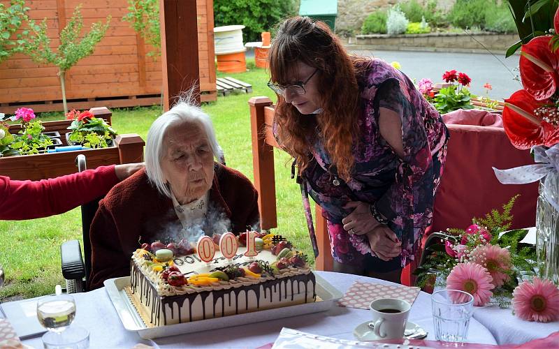 V kadaňském Domově pro seniory se slavilo úžasné životní jubileum. Sto let jedné z klientek. Paní Marija je v současné chvíli nejstarší klientkou nejen zařízení, ale zároveň i nejstarší obyvatelkou města Kadaně.