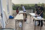 Dobrovolníci pomohli izolovat okna ubytovny v Rokli a snížit spotřebu energie