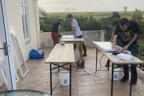 Dobrovolníci pomohli izolovat okna ubytovny v Rokli u Kadaně