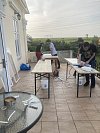 Dobrovolníci pomohli izolovat okna ubytovny v Rokli u Kadaně