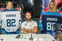 Michal Vondrka a nové dresy na nadcházející sezonu.