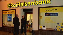 Snímky z okolí přepadené Reiffeisen banky.