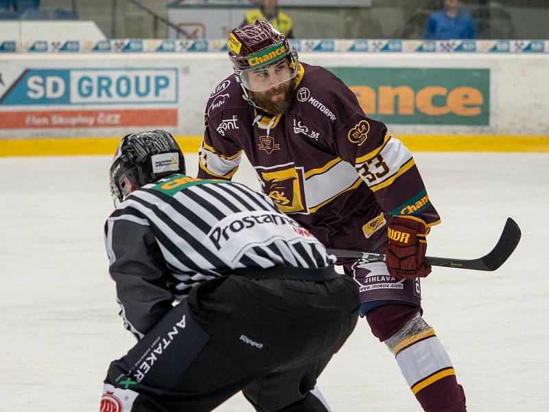 Chomutov (v bílém) versus Jihlava.