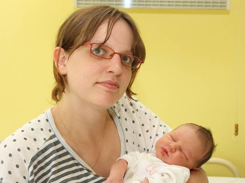 Lucie Metlická se narodila v Kadani dne 25. 5. 2008 v 15:00 hod. Míra 50 cm, váha 3,53 kg. Na snímku je v náručí maminky Renaty Štoudkové.