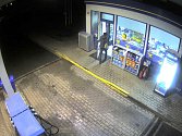 Zloděje zachytily u kadaňské čerpací stanice bezpečnostní kamery
