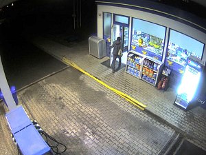 Zloděje zachytily u kadaňské čerpací stanice bezpečnostní kamery