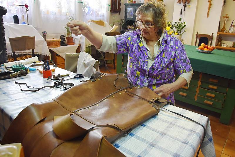 Jolana Kunešová se věnuje brašnářskému řemeslu. Vše potřebné se naučila sama.