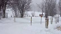 Silné sněžení a vítr zkomplikovaly dopravu při cestě do obce Blatno na Chomutovsko
