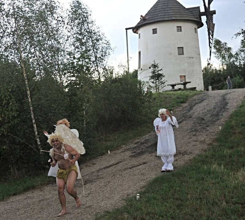 PRAVĚCÍ LIDÉ, ANDĚLÉ, ČERTI, VODNÍCI. To a ještě více viděli ti, kteří o víkendu zamířili na pohádkové safari do zooparku.