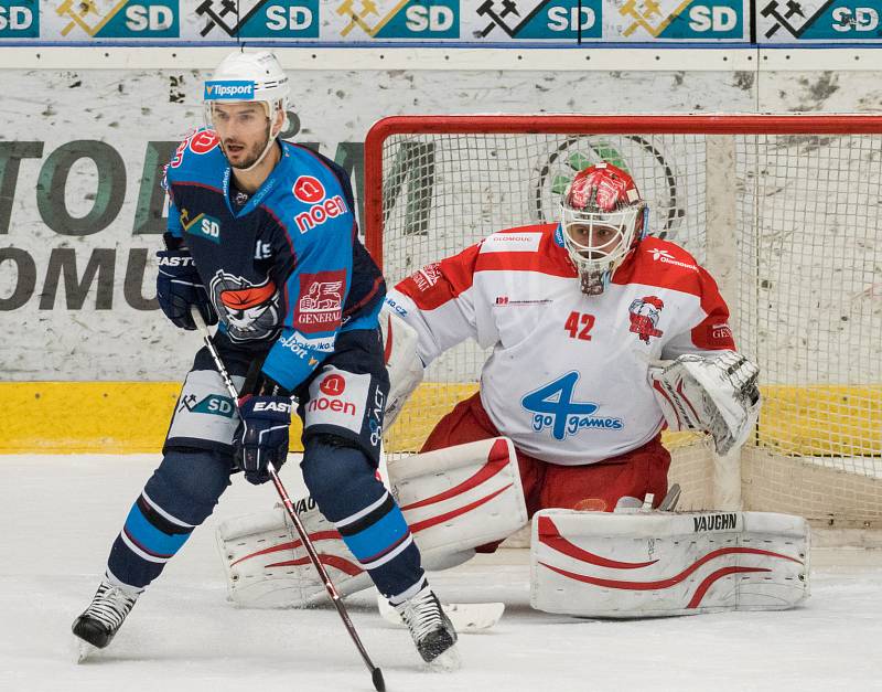 Piráti dnes dohrávají odložený zápas s HC Olomouc. Po první třetině je stav 1:0, kdy se v poseldní sekundě 1.třetiny trefil kapitán týmu Michal Vondrka. (6.12.2017)