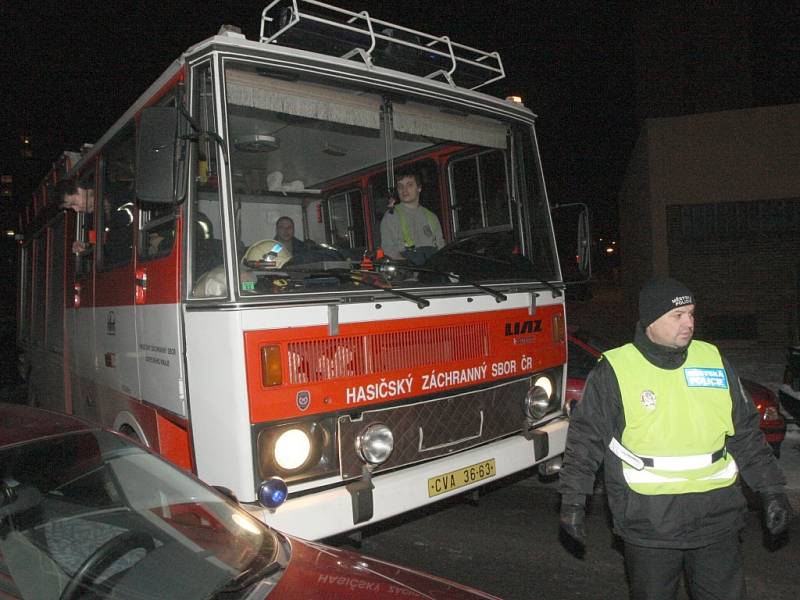 Auta, která parkují po obou stranách vozovek často brání průjezdu vozidel záchranářů.