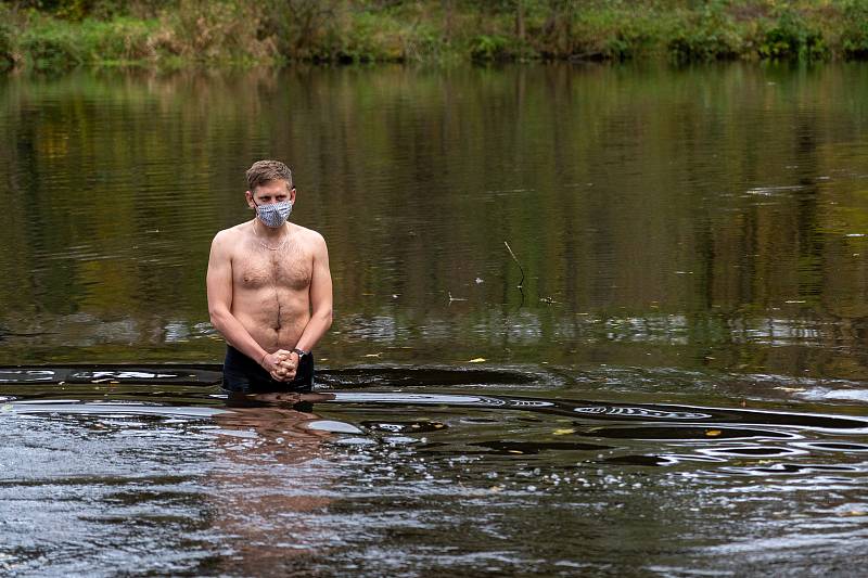 Otužilci v Klášterci nad Ohří se pravidelně v úterý a pátek scházejí u Rašovické lávky.