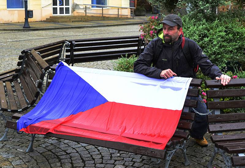 Na náměstí 1.Máje v Chomutově se při demonstraci sešlo kolem třiceti lidí, kteří nesouhlasí s nošením roušek a činností vlády.