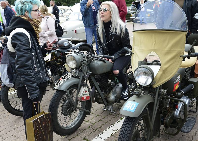 V Chomutově si dali dostaveníčko příznivci historie motorismu. Po registraci a dvouhodinové prohlídce vyrazili motoristé na spanilou jízdu okresem.