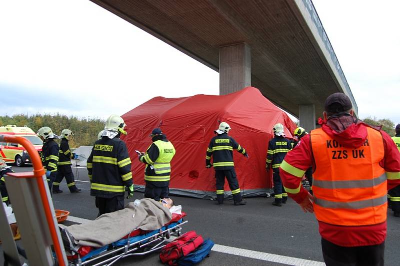 Taktické cvičení na rychlostní komunikaci R7 na Chomutovsku.