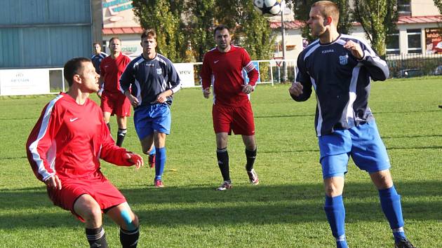 AFK LoKo "B" - 1. FC Spořice 1 : 2 (PK), domácí v modrém.