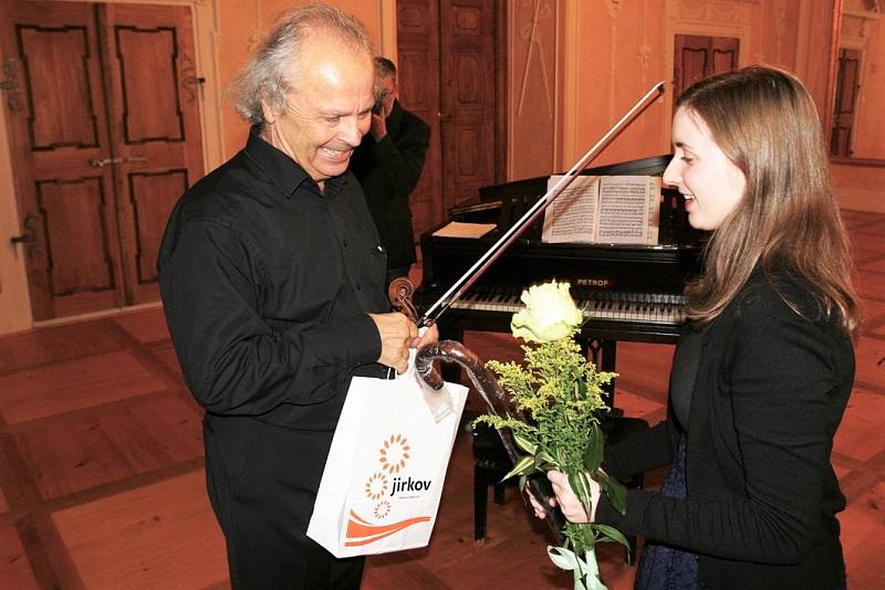 Zámek Červený Hrádek zažil koncertní lahůdku. Koncert legendárního Václava Hudečka.