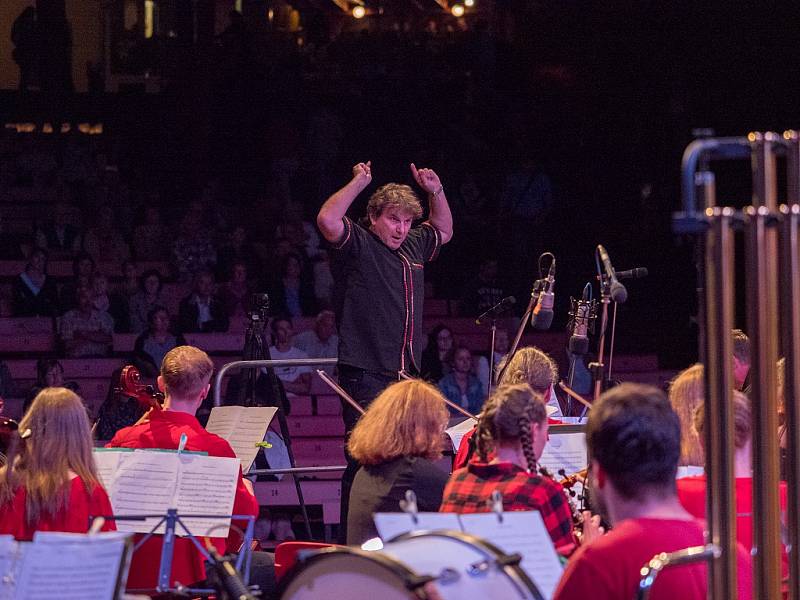 Vystoupení orchestru a pěveckého sboru v letním kině v Chomutově