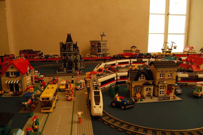 Výstava zaměřená na oblíbenou stavebnici Lego v kláštereckém zámku.