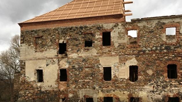 Ze zámku v Pětipsech zbyla ruina, do pořádku ho dává pražský spolek.