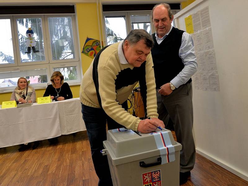 První den prezidentských voleb v Údlicích na Chomutovsku. Pečetění volební urny.