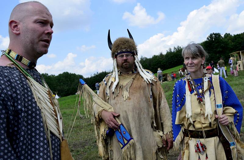 Na prostranství za Březnem u Chomutova se v historické bitvě utkali indini a vojska generála Custera.