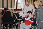 Na zámku Červený Hrádek se sešli organizátoři jirkovského Charitativního adventu a projektu Cesta proti bolesti, aby předali dvěma handicapovaným chlapcům nový elektrický vozík a poukaz na terapii