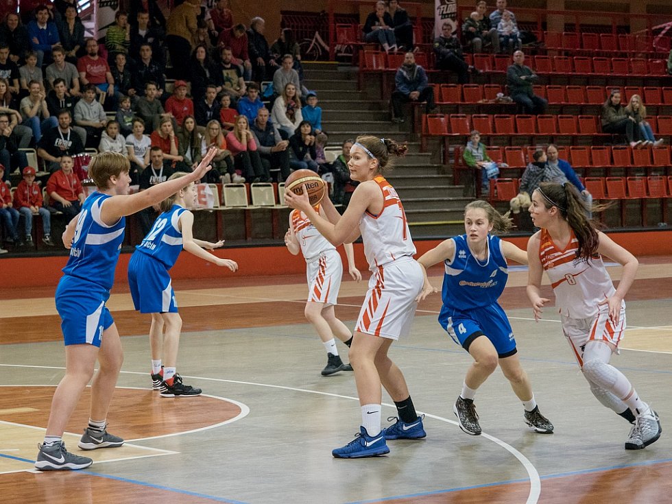 Chomutovský deník | Mistrovství ČR U14 v basketbalu dívek v Chomutově |  fotogalerie