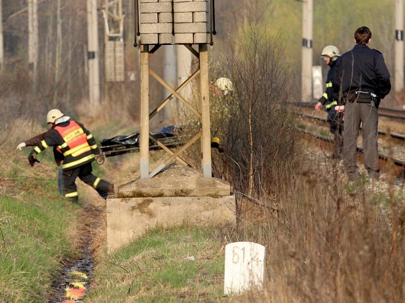 Teprve patnáctiletá dívka zemřela v pátek po šestnácté hodině při přecházení kolejí poblíž chomutovského zooparku. 