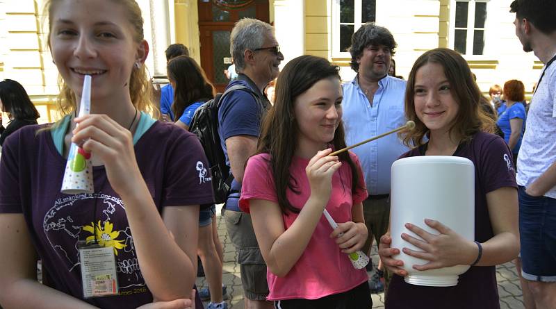 Studenti valili globus Kadaní k hradbám hradu